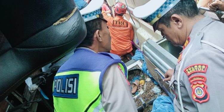 Tim Gabungan Sedang Melakukan Evakuasi Korban Kecelakaan Bus Terguling di Imogiri Bantul