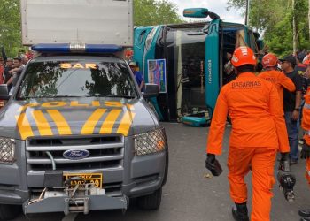 Tim Gabungan Sedang melakukan proses Evakuasi Bus Terguling di Imogiri