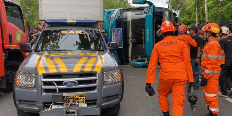 Tim Gabungan Sedang melakukan proses Evakuasi Bus Terguling di Imogiri