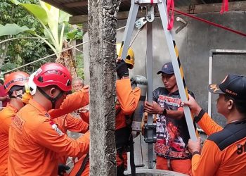 Tim Gabungan sedang melakukan evakuasi Korban Tewas di Dalam Sumur di Bambanglipuro Bantul
