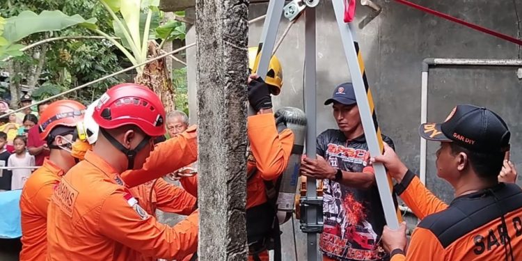 Tim Gabungan sedang melakukan evakuasi Korban Tewas di Dalam Sumur di Bambanglipuro Bantul