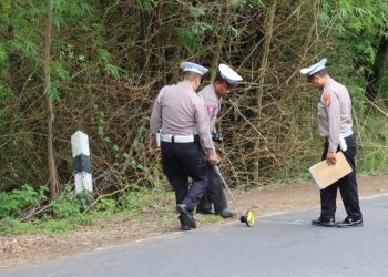 Unit Penegakan Hukum Sat Lantas Polres Bantul bersama Unit Gakkum Polda DIY melakukan olah Tempat Kejadian Perkara yang melibatkan bus pariwisata di Jalan Dlingo - Imogiri