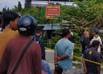 Warga sedang melihat lokasi Penemuan Mayat di timur Stadion Maguwoharjo Sleman