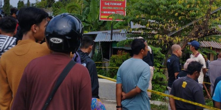 Warga sedang melihat lokasi Penemuan Mayat di timur Stadion Maguwoharjo Sleman