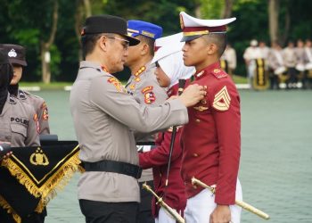 Kapolri memberikan penghargaan Pin Emas kepada Komandan Resimen Taruna dan Siswa Akademi Kepolisian