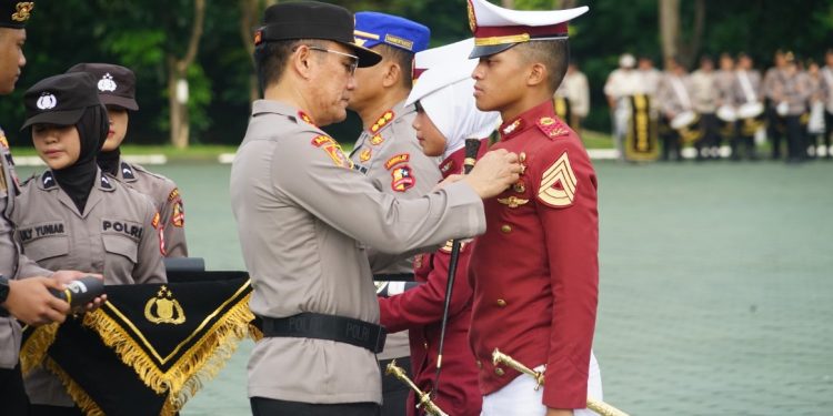 Kapolri memberikan penghargaan Pin Emas kepada Komandan Resimen Taruna dan Siswa Akademi Kepolisian