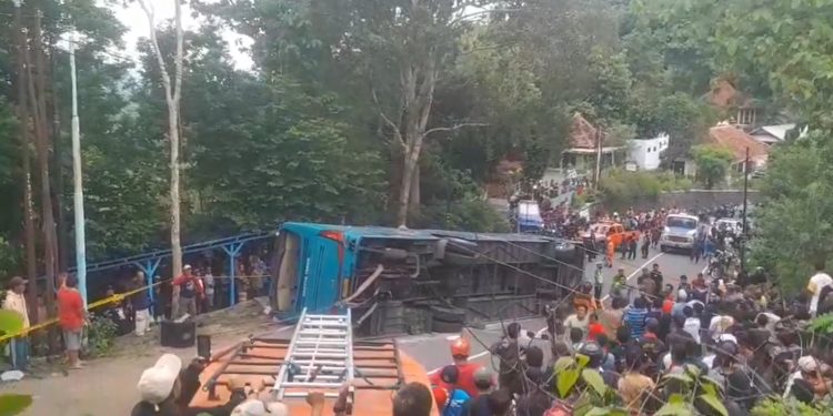 bus pariwisata Saestu Trans Terguling di Bukit Bego Imogiri Bantul Jogja