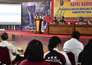 Deputi Bidang Penanganan Darurat BNPB Mayjen TNI Fajar Setyawa, S.I.P saat menghadiri Rapat Koordinasi Penanganan Darurat Bencana Banjir dan Longsor di Gedung Tammuanmali Kabupaten Tana Toraja