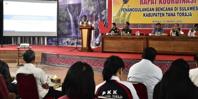 Deputi Bidang Penanganan Darurat BNPB Mayjen TNI Fajar Setyawa, S.I.P saat menghadiri Rapat Koordinasi Penanganan Darurat Bencana Banjir dan Longsor di Gedung Tammuanmali Kabupaten Tana Toraja