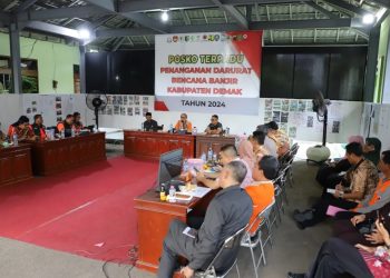 Direktur Fasilitasi Penanganan Korban dan Pengungsi BNPB Yus Rizal memimpin rapat koordinasi penanganan banjir Demak bersama Sekda Kabupaten Demak dan Komandan Kodim 0716 Demak