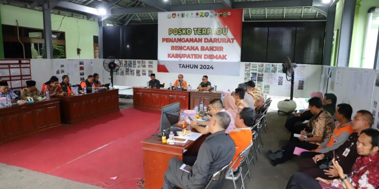 Direktur Fasilitasi Penanganan Korban dan Pengungsi BNPB Yus Rizal memimpin rapat koordinasi penanganan banjir Demak bersama Sekda Kabupaten Demak dan Komandan Kodim 0716 Demak