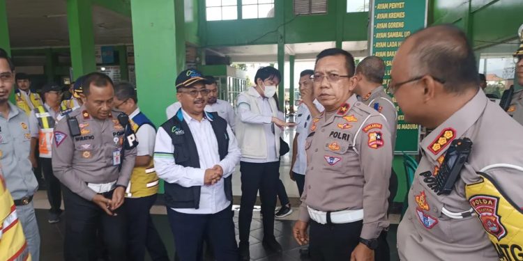 Direktur Penegakan Hukum Korlantas Polri, Brigjen Raden Slamet Santoso di Rest Area KM 43