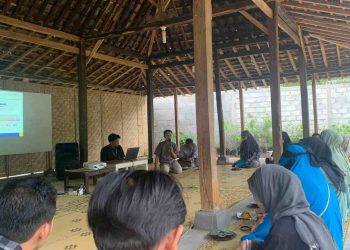 Eko Setiawan Dosen Sistem Informasi sedang memaparkan materi tentang Hoax di Dusun Pringgading