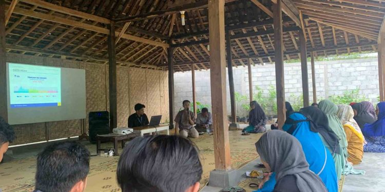 Eko Setiawan Dosen Sistem Informasi sedang memaparkan materi tentang Hoax di Dusun Pringgading