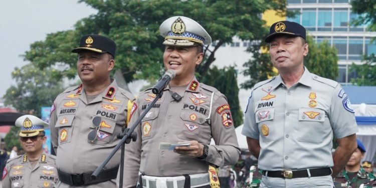 Kakorlantas Polri Irjen Pol. Aan Suhanan menghadiri Apel Gelar Pasukan Operasi Keselamatan Lalu Lintas Candi dan kegiatan Gebyar Keselamatan 2024 di Lapangan Pancasila Simpang Lima Semarang