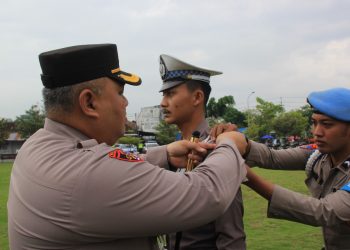 Kapolres Bantul AKBP Michael R Risakotta memimpin Apel Gelar Pasukan Operasi Keselamatan Progo TA 2024 di Lapangan Paseban Bantul