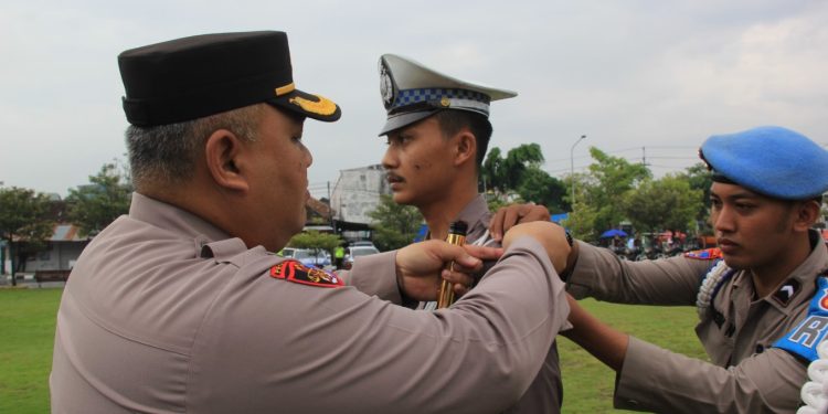 Kapolres Bantul AKBP Michael R Risakotta memimpin Apel Gelar Pasukan Operasi Keselamatan Progo TA 2024 di Lapangan Paseban Bantul