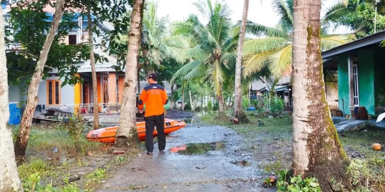 Luapan air yang merendam pemukiman warga, sedikitnya wilayah 3 RT, di Desa Bantarsari, kecamatan Bantarsari, Kabupaten Cilacap mulai surut