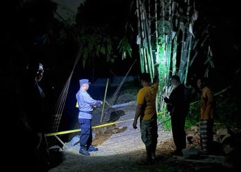 Petugas Kepolisian Mengamankan lokasi penemuan granat di Pajangan Bantul