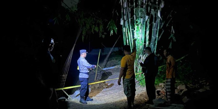 Petugas Kepolisian Mengamankan lokasi penemuan granat di Pajangan Bantul