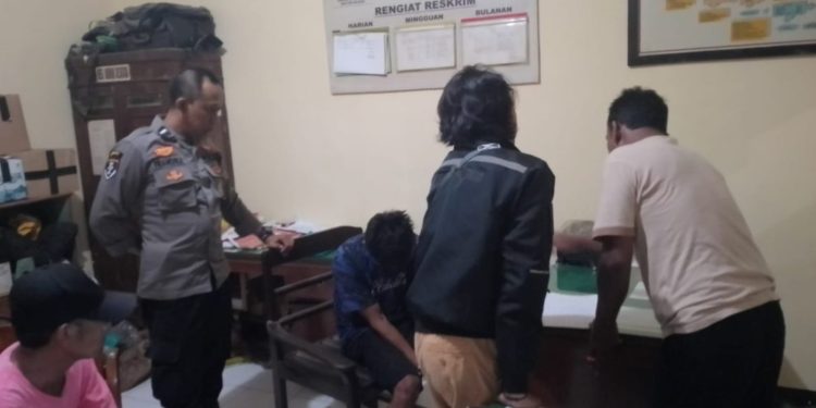 Polisi mengamankan seorang pria yang diduga melakukan pemerasan atau pembalakan terhadap sopir truk di jalan raya Seletreng Kecamatan Kapongan