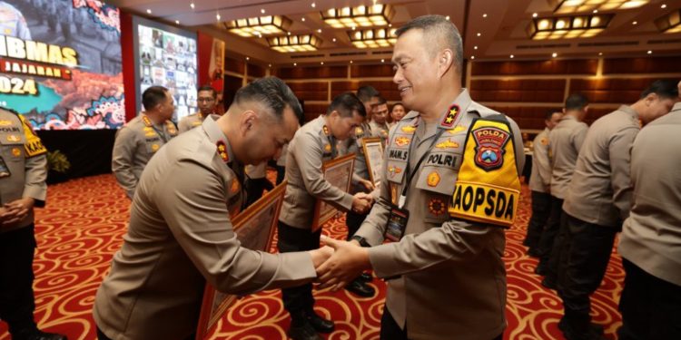 Polres Pasuruan menerima Piagam Penghargaan Penganugerahan Predikat Penilaian Kepatuhan Penyelenggaraan Pelayanan Publik Tahun 2023