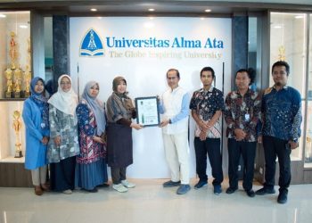 Prof H Hamam Hadi, Rektor UAA menerima sertifikat ISO 9001 2015 dari perwakilan PT URS Indonesia, Sulastri Yekti Utami Rivai