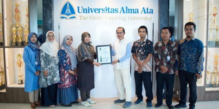 Prof H Hamam Hadi, Rektor UAA menerima sertifikat ISO 9001 2015 dari perwakilan PT URS Indonesia, Sulastri Yekti Utami Rivai