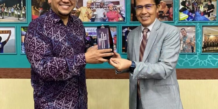 Rektor Universitas Alma Alta Prof Hamam Hadi dalam memperkuat jejaring tridarma perguruan tinggi bersama International Islamic University Malaysia