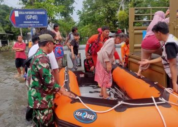 Tim gabungan mengevakuasi warga terdampak banjir di Kota Semarang, Jawa Tengah
