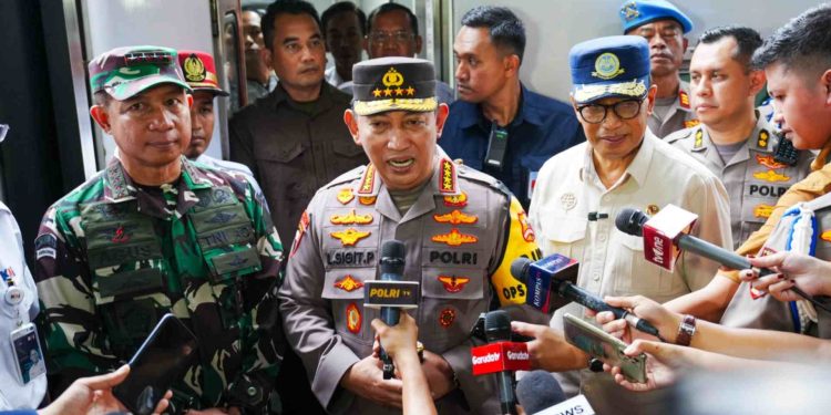 Kapolri Pastikan Pemudik Terlayani dengan Baik Saat Tinjau Stasiun Pasar Senen