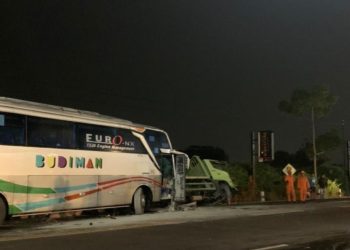Bus Budiman Menabrak Truk Membawa semen yang berhenti di depan Pom Ambarketawang