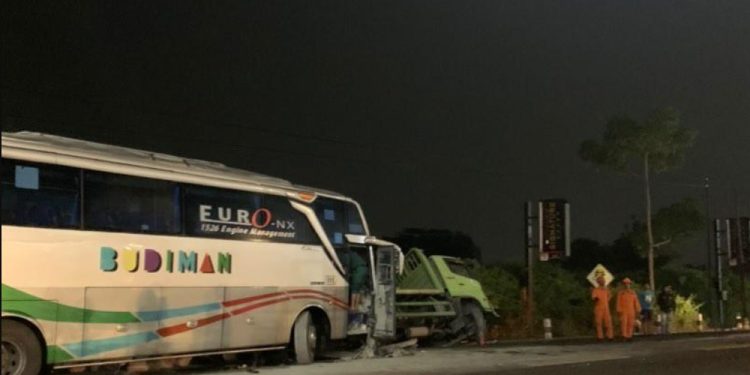 Bus Budiman Menabrak Truk Membawa semen yang berhenti di depan Pom Ambarketawang