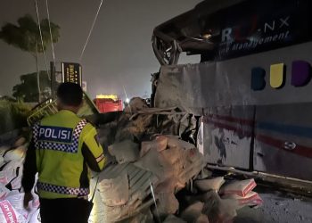 Kecelakaan Bus Pariwisata dan Truk Tronton di Depan Pom Bensin Ambarketawang Gamping Sleman