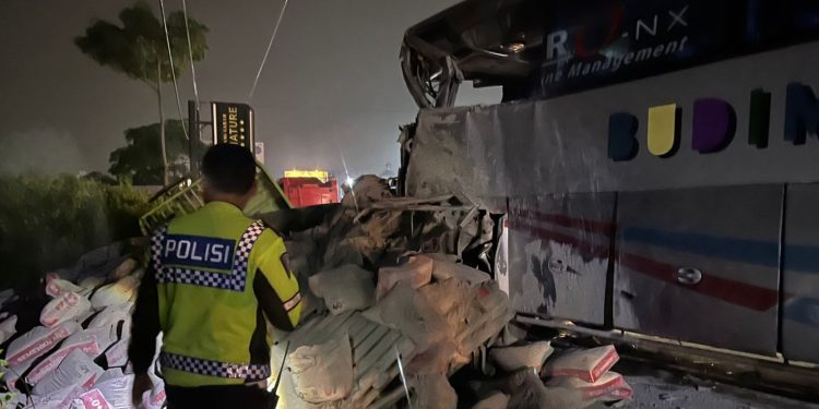 Kecelakaan Bus Pariwisata dan Truk Tronton di Depan Pom Bensin Ambarketawang Gamping Sleman