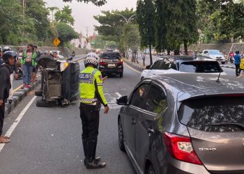 Kecelakaan Mobil Terguling di Kentungan Sleman Yogyakarta
