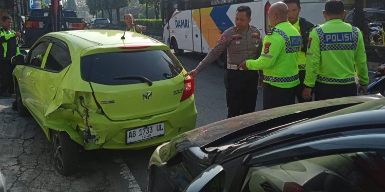 Kecelakaan di Pertigaan Jembatan Merah