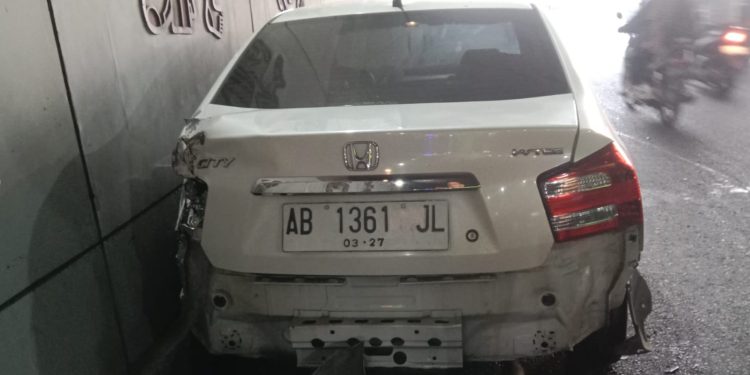 Kecelakaan tungal Mobil di Underpass Kentungan