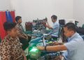 Petugas Disdukcapil Bantul melakukan jemput bola untuk perekaman e-KTP bagi pemilih pemula di sekolah-sekolah
