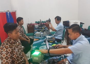 Petugas Disdukcapil Bantul melakukan jemput bola untuk perekaman e-KTP bagi pemilih pemula di sekolah-sekolah