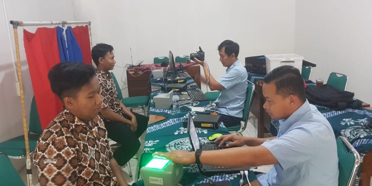 Petugas Disdukcapil Bantul melakukan jemput bola untuk perekaman e-KTP bagi pemilih pemula di sekolah-sekolah