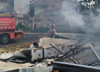 Petugas Pemadam Kebakaran Sedang Memadamkan Api di Gudang Barang Bekas di Bantul