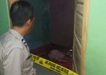 Polisi sedang mengamankan TKP penemuan mayat di Kos diduga korban pembunuhan