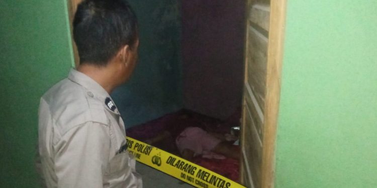 Polisi sedang mengamankan TKP penemuan mayat di Kos diduga korban pembunuhan