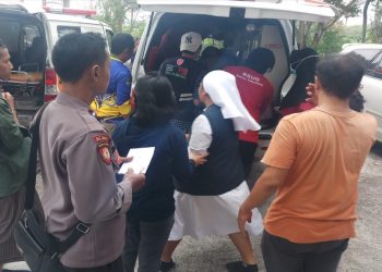 Proses evakuasi korban menggunakan ambulans ke RS Elisabeth Ganjuran