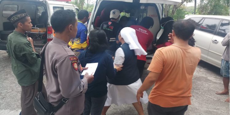 Proses evakuasi korban menggunakan ambulans ke RS Elisabeth Ganjuran