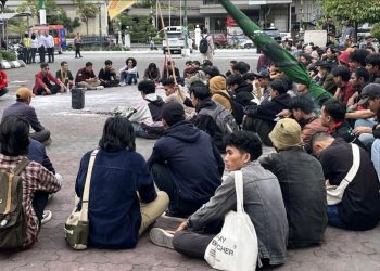 Suasana demonstrasi penolakan Tapera di kompleks DPRD DIY