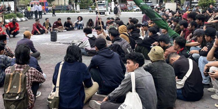 Suasana demonstrasi penolakan Tapera di kompleks DPRD DIY