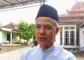 Ganjar Pranowo ditemui usai melaksanakan salat Idul Adha di kediamannya, Wedomartani, Depok, Sleman