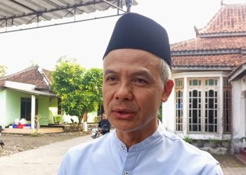 Ganjar Pranowo ditemui usai melaksanakan salat Idul Adha di kediamannya, Wedomartani, Depok, Sleman